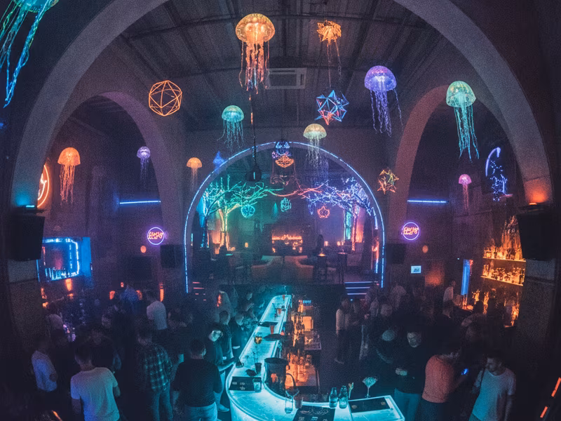 Instant-Fogas party komplexum színes neonfényekkel