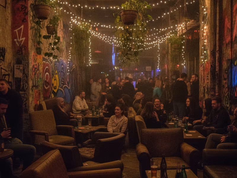 Szimpla Kert romkocsma belső tere hangulatos fényekkel