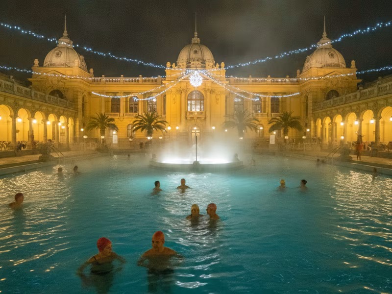 Széchenyi gyógyfürdő éjszaka, gőzölgő vízzel és fényekkel