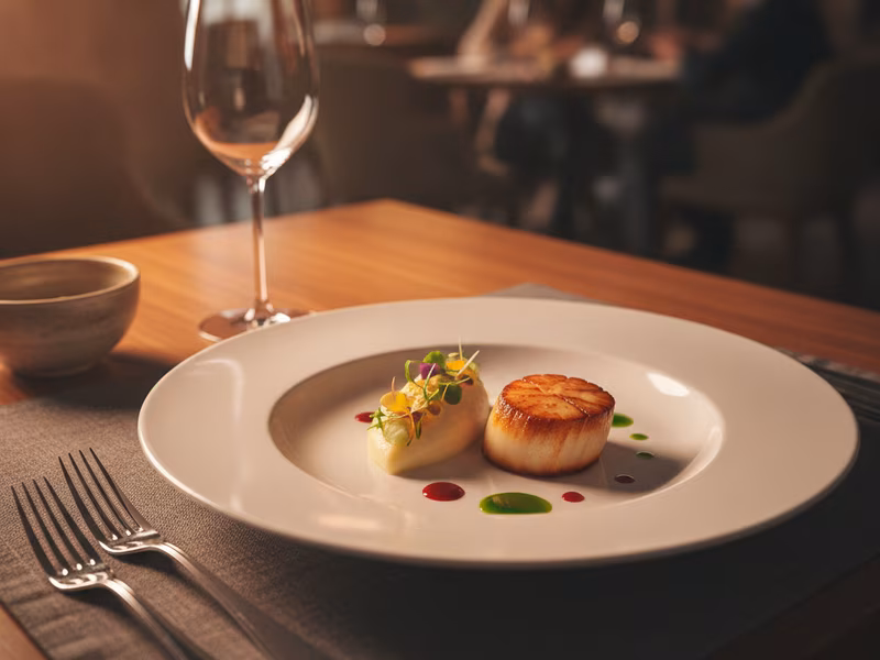 Costes étterem elegáns Michelin-szintű tányérja